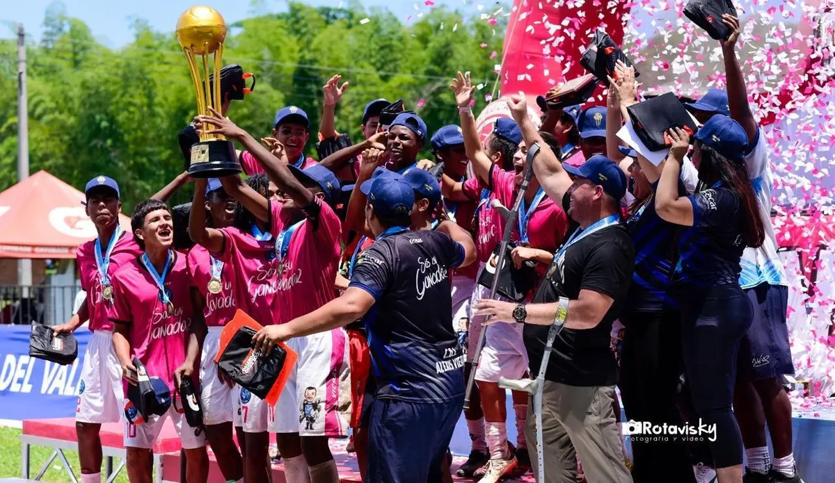 Celebración del título con el trofeo