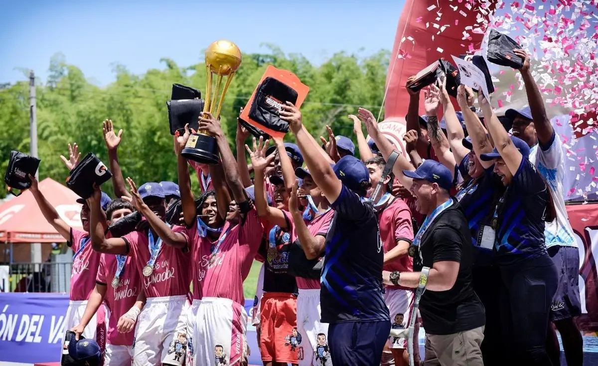 Jugadores y cuerpo técnico celebrando el campeonato
