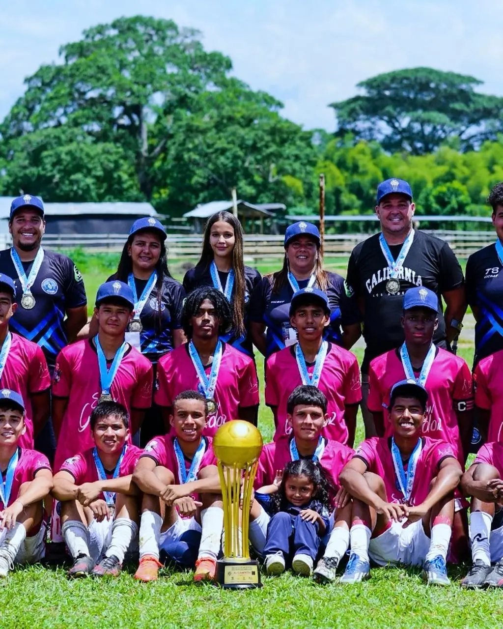 Equipo con medallas y trofeo
