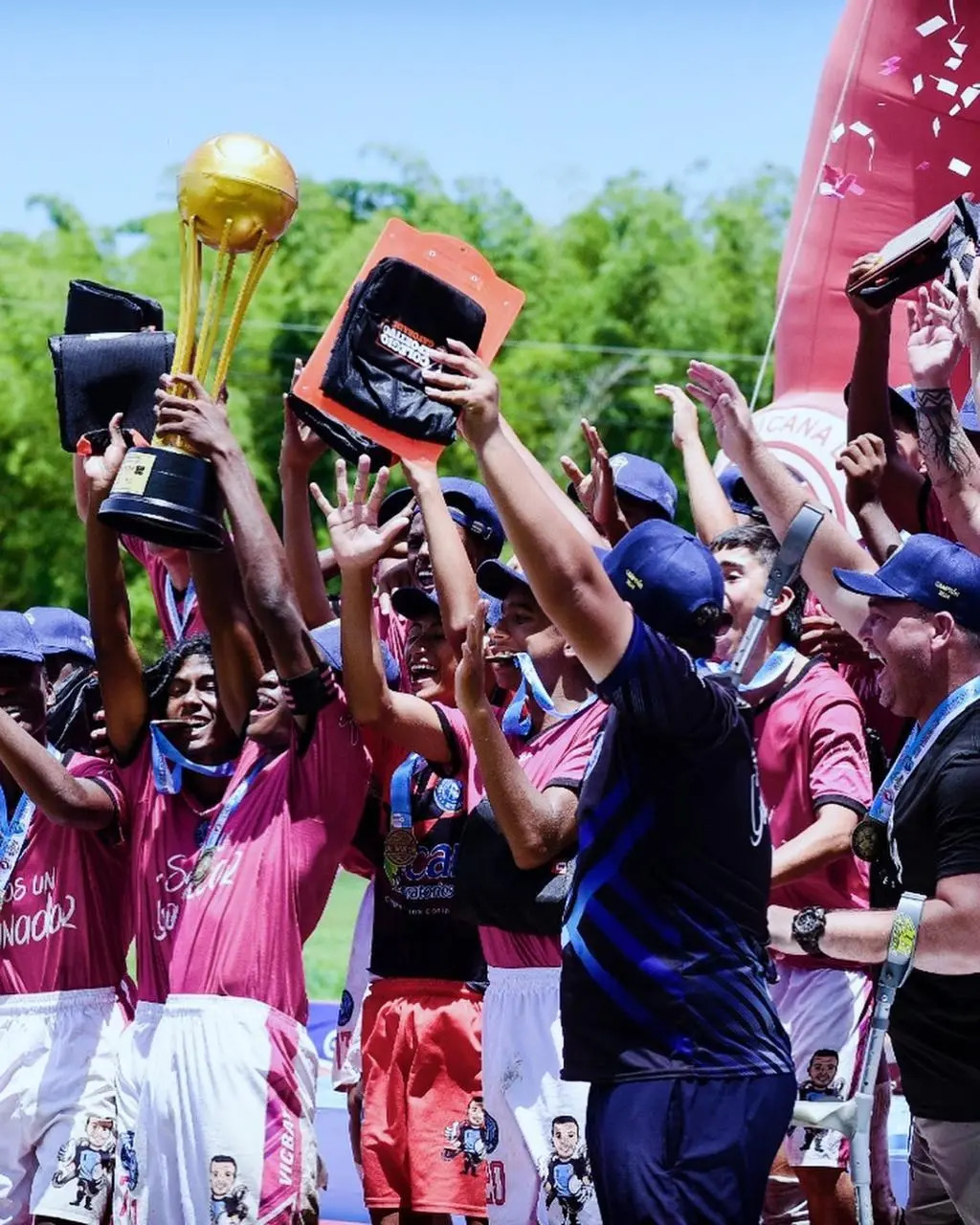 Celebración del título con confeti y trofeo